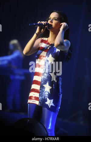 Philadelphia, Pennsylvania. 5 Novembre, 2016. Katy Perry compie durante il 'uscire il voto" in concerto a sostegno di Hillary Clinton al Mann Center per le Arti dello spettacolo il 5 novembre 2016 a Philadelphia, Pennsylvania. | Verwendung weltweit © dpa/Alamy Live News Foto Stock