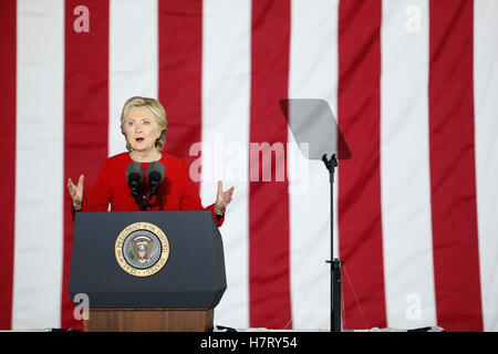 Philadelphia, Stati Uniti d'America. 07 Nov, 2016. Candidato presidenziale democratica Hillary Clinton parla durante un rally GOTV a Filadelfia, Pensilvania il 11/7/2016 Credito: la foto di accesso/Alamy Live News Foto Stock
