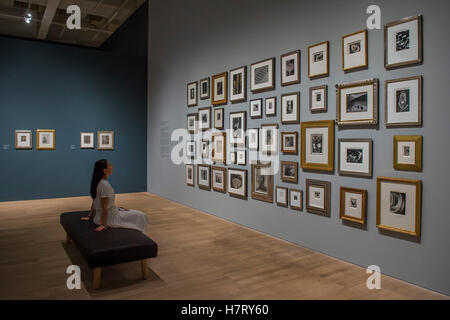 Londra, Regno Unito. 8 Novembre, 2016. Una parete di misto di still life immagini - il radicale occhio: Fotografia modernista dal Sir Elton John raccolta, alla Tate Modern. Essa presenta una serie di immagini modernista dagli anni Venti agli anni cinquanta. Si va dal 10 novembre 2016 al 7 maggio 2017. Credito: Guy Bell/Alamy Live News Foto Stock