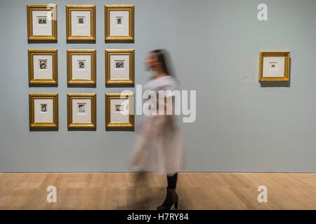 Londra, Regno Unito. 8 Novembre, 2016. Immagini miste, dai primi del novecento, appeso come essi sono in Elton John's studio - il radicale occhio: Fotografia modernista dal Sir Elton John raccolta, alla Tate Modern. Essa presenta una serie di immagini modernista dagli anni Venti agli anni cinquanta. Si va dal 10 novembre 2016 al 7 maggio 2017.08 Nov 2016. Credito: Guy Bell/Alamy Live News Foto Stock