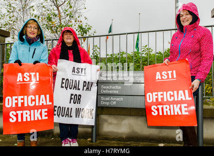 Bantry, West Cork, Irlanda. 8 Novembre, 2016. Su un miserabile, giorno bagnato a Bantry, vi era una piccola linea di picchetto di colpire gli insegnanti a Coláiste Pobail Bheanntrai martedì scorso. Gli insegnanti sono in battuta più pagare per i loro nuovi colleghi qualificati. Credito: Andy Gibson/Alamy Live News. Foto Stock