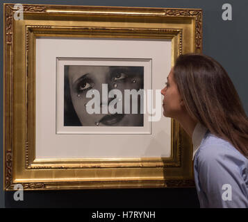 La Tate Modern di Londra, Regno Unito. 8 Novembre, 2016. Il radicale occhio presenta una delle più belle collezioni di fotografia modernista nel mondo, tenutasi a Sir Elton John's collezione privata e include anche lavori di Diane Arbus, Robert Frank, Henri Cartier-Bresson, Moholy-Nagy, Edward Weston, Man Ray e Dorothea Lange. La mostra va dal 10 novembre 2016 - 7 maggio 2017. Un membro del personale della Gallery viste le lacrime di vetro, Man Ray, 1932. Credito: artsimages/Alamy Live News. Foto Stock