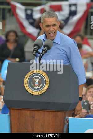 Kissimmee, FL, Stati Uniti d'America. 6 Nov, 2016. Il presidente Barack Obama campagna per Hillary Clinton a una folla di 11.000 sostenitori partecipare tramite il premiato artista Stevie Wonder a Osceola County Stadium di Domenica, 6 novembre 2016 a Kissimmee, Florida. Il Presidente Obama ha continuato a stomp per Hillary con due giorni di sinistra per le elezioni. © Mpi10/media/punzone Alamy Live News Foto Stock