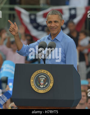 Kissimmee, FL, Stati Uniti d'America. 6 Nov, 2016. Il presidente Barack Obama campagna per Hillary Clinton a una folla di 11.000 sostenitori partecipare tramite il premiato artista Stevie Wonder a Osceola County Stadium di Domenica, 6 novembre 2016 a Kissimmee, Florida. Il Presidente Obama ha continuato a stomp per Hillary con due giorni di sinistra per le elezioni. © Mpi10/media/punzone Alamy Live News Foto Stock