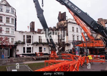 Exeter, Regno Unito. 8 Novembre, 2016. I resti del Royal Clarence - Gran Bretagna il più antico hotel - sono diventati la più grande attrazione turistica della città a seguito del recente incendio.. Pur essendo situato direttamente di fronte all'antica cattedrale con il suo orologio astronomico e il più lungo il soffitto a volta in Inghilterra - La bruciata rimane sono diventati il 'must vedere l' evento in città. Credito: Sud Ovest foto/Alamy Live News Foto Stock