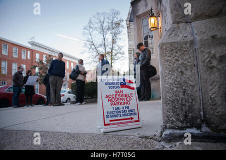 Baltimore, Stati Uniti d'America. 8 novembre, 2016. Gli elettori line up presto per votare il Nov 8 ° giorno delle elezioni alla Chiesa presbiteriana, Bolton hill, baltimore, Maryland, Stati Uniti d'America credito: yuriy zahvoyskyy/alamy live news Foto Stock