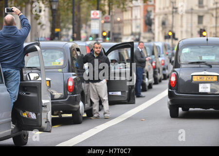 Whitehall, Londra, Regno Unito. 8 novembre 2016. Black Cab Driver fase una protesta per la UBER e chiamata per una pubblica inchiesta Foto Stock