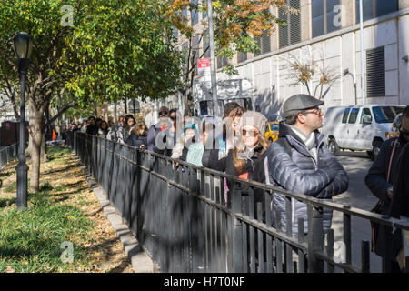 New York, Stati Uniti d'America. 08 Nov, 2016. Centinaia di elettori di attendere in linea per immettere la PS33 seggio nel quartiere di Chelsea di New York il giorno delle elezioni, Martedì, 8 novembre 2016. Credito: Richard Levine/Alamy Live News Foto Stock