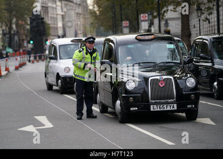 Londra, Inghilterra, Regno Unito. 8 Novembre, 2016. Regno Cabbies gruppo portare Whitehall a un fermo per la domanda di una pubblica inchiesta nel trasporto per Londra. Il gruppo di taxi rivendicazione, tra le altre questioni che tfl sono riusciti ad affrontare la congestione del traffico, la congestione del traffico stradale e dell'inquinamento atmosferico e sono inspiegabile a Whitehall, Londra, Regno Unito. Credito: Vedere Li/Alamy Live News Foto Stock