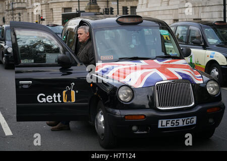 Londra, Inghilterra, Regno Unito. 8 Novembre, 2016. Regno Cabbies gruppo portare Whitehall a un fermo per la domanda di una pubblica inchiesta nel trasporto per Londra. Il gruppo di taxi rivendicazione, tra le altre questioni che tfl sono riusciti ad affrontare la congestione del traffico, la congestione del traffico stradale e dell'inquinamento atmosferico e sono inspiegabile a Whitehall, Londra, Regno Unito. Credito: Vedere Li/Alamy Live News Foto Stock