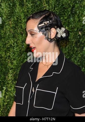 New York, NY, STATI UNITI D'AMERICA. 07 Nov, 2016. Sarah Sophie sfarfallio assiste XIII CFDA annuale/Vogue Fashion Fund Awards a molla Studios il 7 novembre 2016 in New York City. Credito: John Palmer/media/punzone Alamy Live News Foto Stock