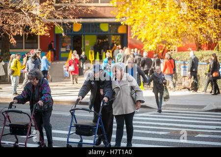 New York, Stati Uniti d'America. 08 Nov, 2016. Anziani elettori lasciare la PS33 seggio nel quartiere di Chelsea di New York il giorno delle elezioni, Martedì, 8 novembre 2016. Credito: Richard Levine/Alamy Live News Foto Stock