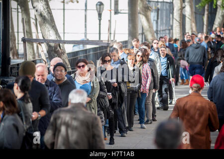 New York, Stati Uniti d'America. 08 Nov, 2016. Centinaia di elettori di attendere in linea per immettere la PS33 seggio nel quartiere di Chelsea di New York il giorno delle elezioni, Martedì, 8 novembre 2016. Credito: Richard Levine/Alamy Live News Foto Stock