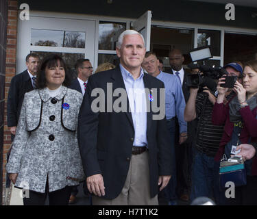 Indianapolis, Indiana, Stati Uniti d'America. 8 Novembre, 2016. Indiana Gov. Mike Pence, Repubblicano vice candidato presidenziale e i membri della sua famiglia esprimere il loro voto a san Tommaso d Aquino chiesa di fronte alla strada dalla residenza del governatore di Indianapolis, Indiana. Credito: Lora di oliva ZUMA/filo/Alamy Live News Foto Stock