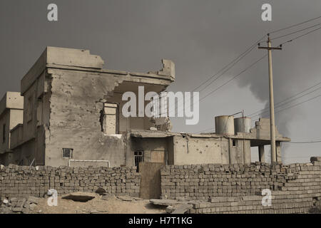 Qayyarah, Niniveh, Iraq. 8 Novembre, 2016. 08/11/2016. Qayyarah, Iraq. Una casa che mostra segni di essere colpito da una cisterna, è visto nella città di Qayyarah Iraq. Pozzi di petrolio in e intorno alla città di Qayyarah, Iraq, abbiamo impostato acceso nel Luglio 2016 da uno Stato islamico gli estremisti come l esercito iracheno ha iniziato un offensiva per liberato il paese.Per due mesi i residenti della città hanno vissuto sotto un quasi costante nuvola di fumo, l'unica tregua provenienti quando il vento cambia. Credito: ZUMA Press, Inc./Alamy Live News Foto Stock