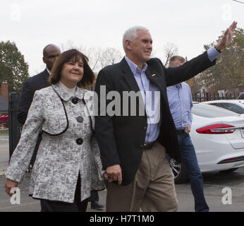 Indianapolis, Indiana, Stati Uniti d'America. 8 Novembre, 2016. Indiana Gov. Mike Pence, Repubblicano vice candidato presidenziale e i membri della sua famiglia esprimere il loro voto a san Tommaso d Aquino chiesa di fronte alla strada dalla residenza del governatore di Indianapolis, Indiana. Credito: Lora di oliva ZUMA/filo/Alamy Live News Foto Stock