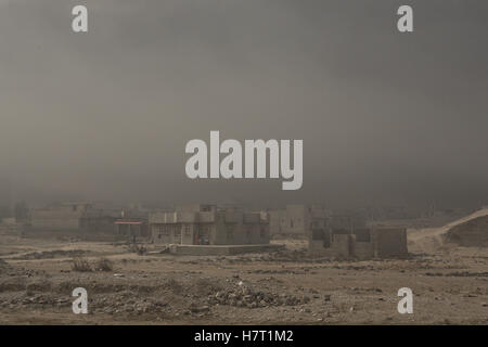 Qayyarah, Niniveh, Iraq. 8 Novembre, 2016. 08/11/2016. Qayyarah, Iraq. Una fuligginosa smog riempie l'aria sopra la città di Qayyarah, Iraq. Pozzi di petrolio in e intorno alla città di Qayyarah, Iraq, abbiamo impostato acceso nel Luglio 2016 da uno Stato islamico gli estremisti come l esercito iracheno ha iniziato un offensiva per liberato il paese.Per due mesi i residenti della città hanno vissuto sotto un quasi costante nuvola di fumo, l'unica tregua provenienti quando il vento cambia. Credito: ZUMA Press, Inc./Alamy Live News Foto Stock