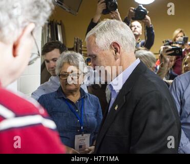 Indianapolis, Indiana, Stati Uniti d'America. 8 Novembre, 2016. Indiana Gov. Mike Pence, Repubblicano vice candidato presidenziale e i membri della sua famiglia esprimere il loro voto a san Tommaso d Aquino chiesa di fronte alla strada dalla residenza del governatore di Indianapolis, Indiana. Credito: Lora di oliva ZUMA/filo/Alamy Live News Foto Stock