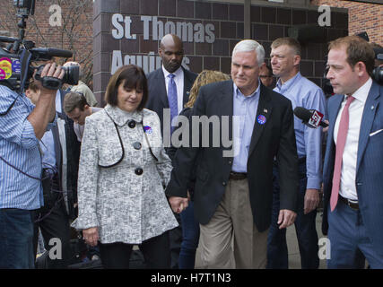 Indianapolis, Indiana, Stati Uniti d'America. 8 Novembre, 2016. Indiana Gov. Mike Pence, Repubblicano vice candidato presidenziale e i membri della sua famiglia esprimere il loro voto a san Tommaso d Aquino chiesa di fronte alla strada dalla residenza del governatore di Indianapolis, Indiana. Credito: Lora di oliva ZUMA/filo/Alamy Live News Foto Stock