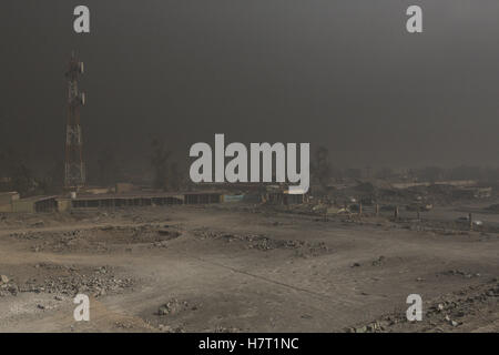 Qayyarah, Niniveh, Iraq. 8 Novembre, 2016. 08/11/2016. Qayyarah, Iraq. Il fumo proveniente da olio in fiamme strutture riempie il cielo sopra la città irachena di Qayyarah. Pozzi di petrolio in e intorno alla città di Qayyarah, Iraq, abbiamo impostato acceso nel Luglio 2016 da uno Stato islamico gli estremisti come l esercito iracheno ha iniziato un offensiva per liberato il paese.Per due mesi i residenti della città hanno vissuto sotto un quasi costante nuvola di fumo, l'unica tregua provenienti quando il vento cambia. Credito: ZUMA Press, Inc./Alamy Live News Foto Stock