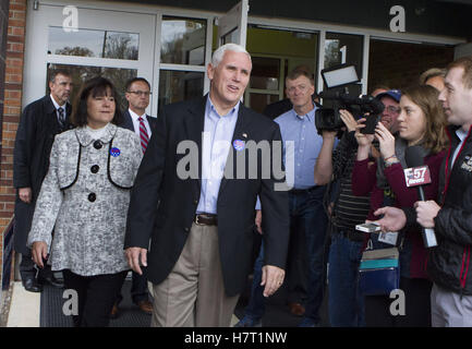 Indianapolis, Indiana, Stati Uniti d'America. 8 Novembre, 2016. Indiana Gov. Mike Pence, Repubblicano vice candidato presidenziale e i membri della sua famiglia esprimere il loro voto a san Tommaso d Aquino chiesa di fronte alla strada dalla residenza del governatore di Indianapolis, Indiana. Credito: Lora di oliva ZUMA/filo/Alamy Live News Foto Stock