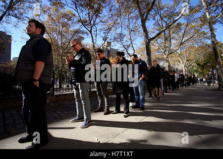 New York, Stati Uniti. 08 Nov, 2016. Gli elettori nel quartiere di Chelsea di Manhattan a New York City line fino a votare il giorno delle elezioni, 8 novembre 2016. I numeri di registrazione dei votanti si stanno trasformando il nostro per la storica Stati Uniti elezioni presidenziali tra Hilary Clinton e Donald Trump. Credito: Adam Stoltman/Alamy Live News Foto Stock