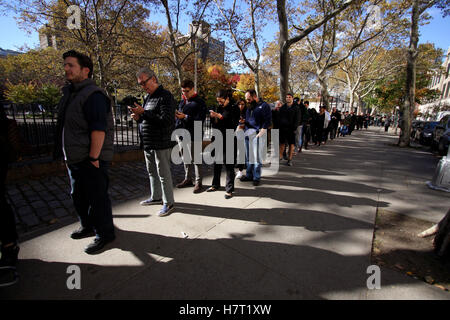 New York, Stati Uniti. 08 Nov, 2016. Gli elettori nel quartiere di Chelsea di Manhattan a New York City line fino a votare il giorno delle elezioni, 8 novembre 2016. I numeri di registrazione dei votanti si stanno trasformando il nostro per la storica Stati Uniti elezioni presidenziali tra Hilary Clinton e Donald Trump. Credito: Adam Stoltman/Alamy Live News Foto Stock