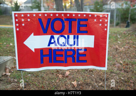 Fairfax, VA, Novembre 8, 2016 USA: siti di polling di Fairfax, VA sono aperti e gli elettori stanno facendo sentire la loro voce nelle 2016 elezioni presidenziali. Patsy Lynch/MediaPunch Foto Stock