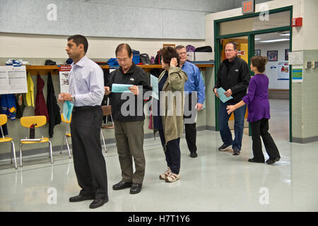 Fairfax, VA, Novembre 8, 2016 USA: siti di polling di Fairfax, VA sono aperti e gli elettori stanno facendo sentire la loro voce nelle 2016 elezioni presidenziali. Patsy Lynch/MediaPunch Foto Stock