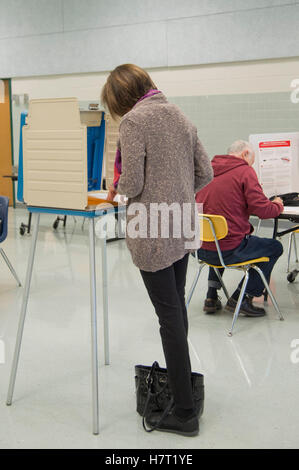 Fairfax, VA, Novembre 8, 2016 USA: siti di polling di Fairfax, VA sono aperti e gli elettori stanno facendo sentire la loro voce nelle 2016 elezioni presidenziali. Patsy Lynch/MediaPunch Foto Stock