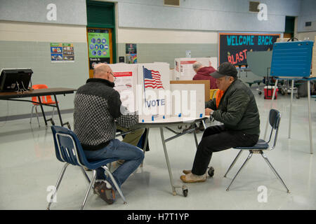 Fairfax, VA, Novembre 8, 2016 USA: siti di polling di Fairfax, VA sono aperti e gli elettori stanno facendo sentire la loro voce nelle 2016 elezioni presidenziali. Patsy Lynch/MediaPunch Foto Stock