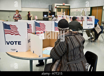 Fairfax, Stati Uniti d'America. 08 Nov, 2016. Fairfax, VA, Novembre 8, 2016 USA:USA: siti di polling di Fairfax, VA sono aperti e gli elettori stanno facendo sentire la loro voce nelle 2016 elezioni presidenziali. Patsy Lynch/Alamy Credito: Patsy Lynch/Alamy Live News Foto Stock