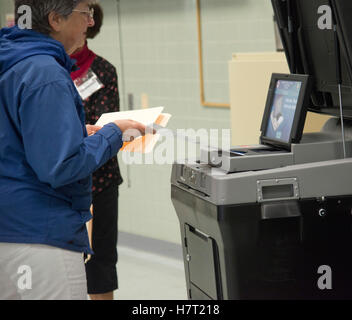 Fairfax, Stati Uniti d'America. 08 Nov, 2016. Fairfax, VA, Novembre 8, 2016 USA: siti di polling di Fairfax, VA sono aperti e gli elettori stanno facendo sentire la loro voce nelle 2016 elezioni presidenziali. Una donna mette il suo turno di scrutinio nella macchina di voto. Patsy Lynch/Alamy Credito: Patsy Lynch/Alamy Live News Foto Stock