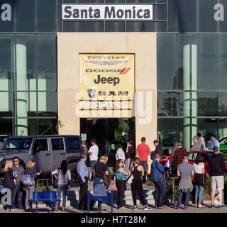 Santa Monica, California, Stati Uniti d'America. 08 Nov, 2016. Los Angeles elettori la linea fino a votare nel 2016 elezione generale presso la Santa Monica Jeep concessionaria. Credito: Brian Cahn/ZUMA filo/Alamy Live News Foto Stock