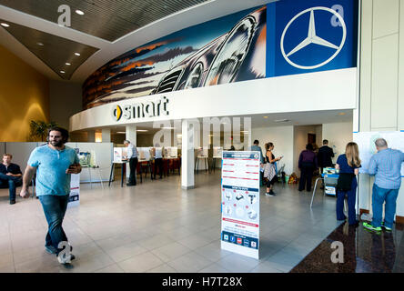 Beverly Hills, in California, Stati Uniti d'America. 08 Nov, 2016. Los Angeles elettori votare nel 2016 elezione generale a Mercedes Benz di Beverly Hills. Credito: Brian Cahn/ZUMA filo/Alamy Live News Foto Stock