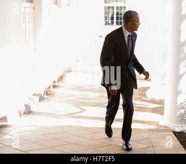 Il Presidente degli Stati Uniti Barack Obama cammina dal colonnato presso la Casa Bianca a Washington DC per l'Ufficio Ovale, 8 novembre 2016.U.S. Il presidente Barack Obama cammina il colonnato alla Casa Bianca a Washington DC per l'Ufficio Ovale, 8 novembre 2016. Credito: Chris Kleponis/Piscina via CNP /MediaPunch Foto Stock