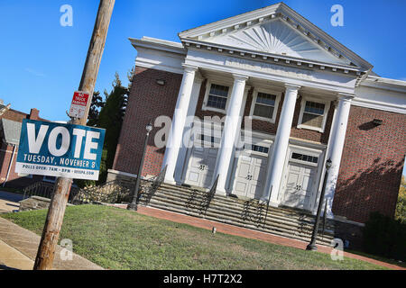 Philadelphia, PA, Stati Uniti d'America. 8 Novembre, 2016. Il giorno delle elezioni, segni raffigurato in Philadelphia, Pa su 8 Novembre 2016 Credit: Star Shooter/media/punzone Alamy Live News Foto Stock