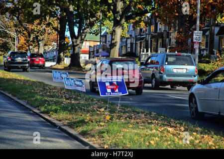 Philadelphia, PA, Stati Uniti d'America. 8 Novembre, 2016. Il giorno delle elezioni, segni raffigurato in Philadelphia, Pa su 8 Novembre 2016 Credit: Star Shooter/media/punzone Alamy Live News Foto Stock