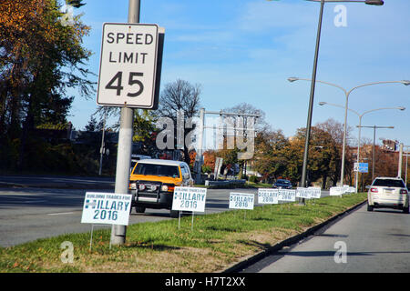 Philadelphia, PA, Stati Uniti d'America. 8 Novembre, 2016. Il giorno delle elezioni, segni raffigurato in Philadelphia, Pa su 8 Novembre 2016 Credit: Star Shooter/media/punzone Alamy Live News Foto Stock