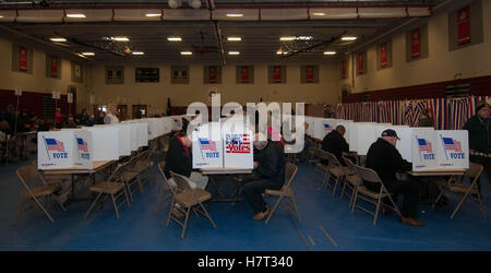 Gli elettori il giorno delle elezioni, 2016 in Bedford, New Hampshire, STATI UNITI D'AMERICA Foto Stock