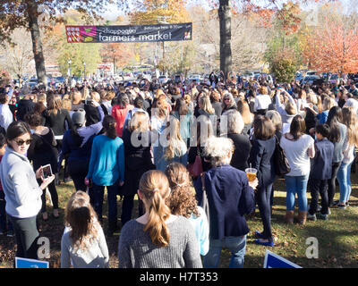 Chappaqua, NY, Stati Uniti d'America - 8 novembre 2016. La folla si riuniscono nel candidato presidenziale il Segretario di Stato Hillary Clinton casa di città di Chappaqua, New York per un Pantsuit flash mob al Chappaqua Stazione ferroviaria il giorno delle elezioni. Credito: Marianne A. Campolongo/Alamy Live News Foto Stock