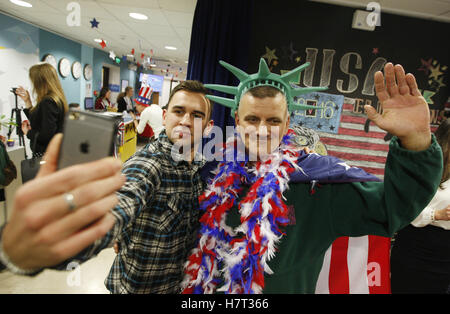 Kiev, Ucraina. 8 Novembre, 2016. Gli ucraini posano per una selfie a America House, a Kiev in Ucraina, il 08 novembre, 2016. Casa americana a Kiev ha invitato gli ucraini per guardare la copertura del voto degli Stati Uniti il giorno. Gli Stati Uniti elezioni presidenziali ha dato dei calci a fuori il martedì. Credito: Serg Glovny/ZUMA filo/Alamy Live News Foto Stock