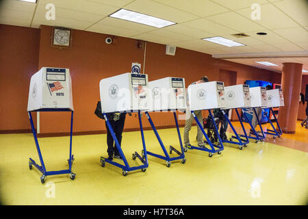 New York, Stati Uniti d'America. 8 Novembre, 2016. linea di chioschi di votazione in cui gli elettori di compilare schede prima di procedere alla scansione di macchine al Park West Vocational High School di Hells Kitchen quartiere. Park West High School raccoglie ragazzi provenienti da molti quartieri di treno come cuochi. Credito: Dorothy Alexander/Alamy Live News Foto Stock