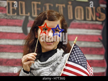 Kiev, Ucraina. 8 Novembre, 2016. Una donna ucraina in posa per una foto a casa America, a Kiev in Ucraina, il 08 novembre, 2016. Casa americana a Kiev ha invitato gli ucraini per guardare la copertura del voto degli Stati Uniti il giorno. Gli Stati Uniti elezioni presidenziali ha dato dei calci a fuori il martedì. Credito: Serg Glovny/ZUMA filo/Alamy Live News Foto Stock