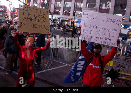 New York, Stati Uniti d'America. 8 Novembre, 2016. Donald Trump sostenitori e contestatori raccogliere in Times Square davanti a copertura televisiva dal vivo per noi elezione notte, Martedì, 8 novembre 2016. Credito: Michael Candelori/Alamy Live News Foto Stock