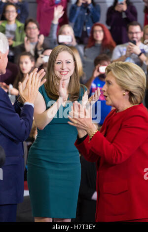 Raleigh, Stati Uniti d'America. 07 Nov, 2016. Chelsea Clinton e madre Presidental candidato sul palco del Clinton finale Rally di mezzanotte in Raleigh NC © Foto di accesso/Alamy Live News Foto Stock