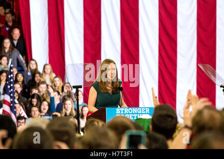 Raleigh, Stati Uniti d'America. 07 Nov, 2016. Chelsea Clinton introduce il suo padre ex Presidente Bill Clinton al Clinton finale Rally di mezzanotte in Raleigh NC © Foto di accesso/Alamy Live News Foto Stock