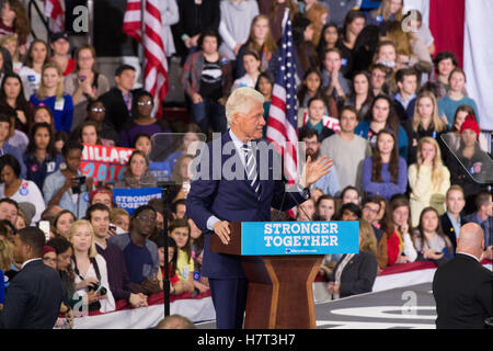 Raleigh, Stati Uniti d'America. 07 Nov, 2016. L'ex Presidente Bill Clinton parlando del Clinton finale Rally di mezzanotte in Raleigh NC © Foto di accesso/Alamy Live News Foto Stock