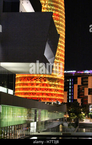 Barcellona, Spagna - 8 Novembre 2016: atipico giallo e illuminazione rossa presso la Torre Agbar. Si accende il LED di questo grattacielo è diventata uno dei simboli di Barcellona. Sebbene normalmente è illuminato in blu, il giallo e il rosso potrebbe simboleggiare la bandiera spagnola, ma anche il catalano. Il cambiamento di colore può essere anche a causa della vicinanza del Natale. Credito: Dino Geromella/Alamy Live News Foto Stock
