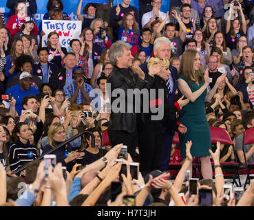 Raleigh, Stati Uniti d'America. 07 Nov, 2016. (L-R) Jon Bon Jovi, Lady Gaga, ex Presidente Bill Clinton e Chelsea Clinton, ascoltando Presidental candidato Hillary Clinton affrontare i suoi sostenitori. © foto di accesso/Alamy Live News Foto Stock